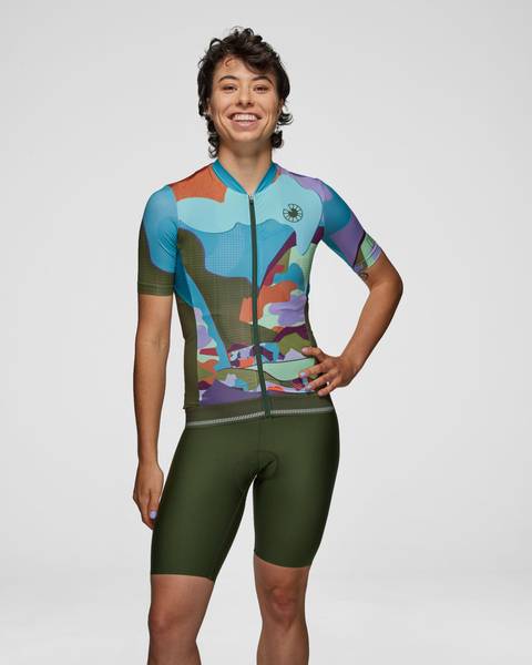 Model is wearing a size XS jersey and S bib shorts